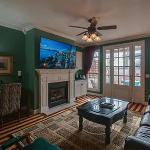 Holiday home Vacation 5 Mins To Down Town 2 Bedrooms 2 Baths Garden Area Hot Tub, Nashville